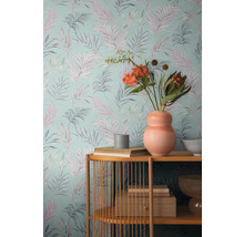 Tapetă decorativă cu model de plante și raft cu decorațiuni
