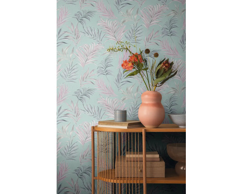Tapetă decorativă cu model de plante și raft cu decorațiuni