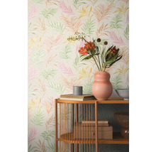 Imagine cu o cameră cu tapet cu model de frunze și raft din lemn cu obiecte decorative