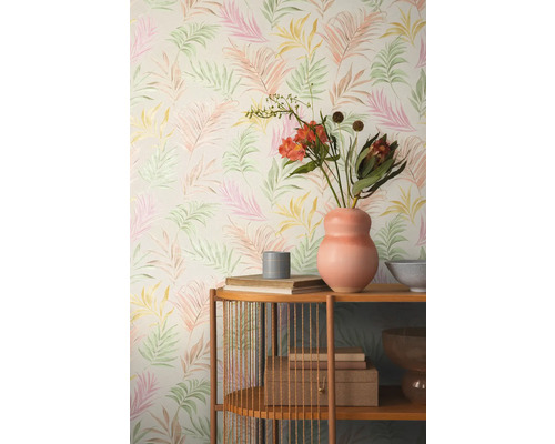 Imagine cu o cameră cu tapet cu model de frunze și raft din lemn cu obiecte decorative