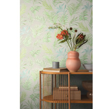 Cameră cu tapet cu model floral, raft din lemn și decorațiuni