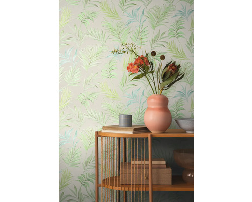 Cameră cu tapet cu model floral, raft din lemn și decorațiuni