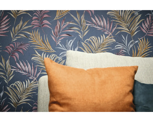Tapetă decorativă cu design de frunze și perne în prim plan.
