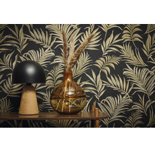 Scenă decorativă cu lampă de masă, vază și tapet cu model