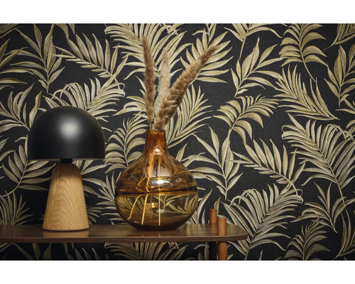 Scenă decorativă cu lampă de masă, vază și tapet cu model
