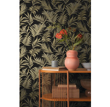 Tapet decorativ cu model tropical de frunze de palmier într-un interior.