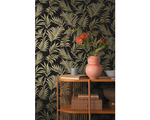 Tapet decorativ cu model tropical de frunze de palmier într-un interior.