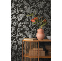 Tapet decorativ cu model de frunze de palmier, combinat cu elemente de rafturi și decorațiuni.