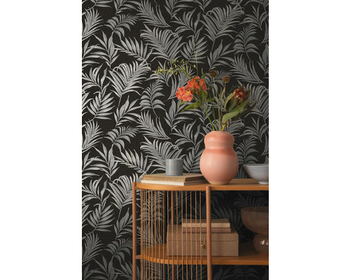 Tapet decorativ cu model de frunze de palmier, combinat cu elemente de rafturi și decorațiuni.