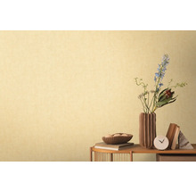 Tapet deschis la culoare cu textură subtilă, combinat cu elemente decorative pe o masă