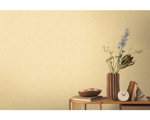 Tapet deschis la culoare cu textură subtilă, combinat cu elemente decorative pe o masă