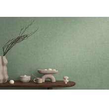 Tapet decorativ verde din vlies în sufragerie cu decorațiuni de masă