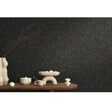 Design interior elegant cu tapet vlies închis la culoare și elemente decorative pe o masă din lemn.