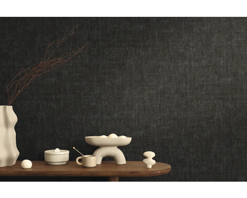 Design interior elegant cu tapet vlies închis la culoare și elemente decorative pe o masă din lemn.