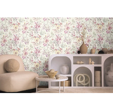 Living cu tapet floral, fotoliu și decorațiuni