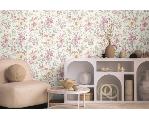 Living cu tapet floral, fotoliu și decorațiuni