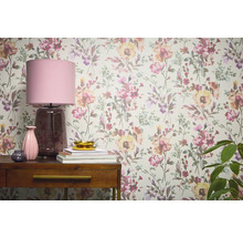 Tapetă decorativă cu flori într-o cameră cu masă și lampă