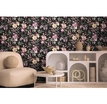 Cameră de zi cu tapet cu model floral, fotoliu și raft decorativ