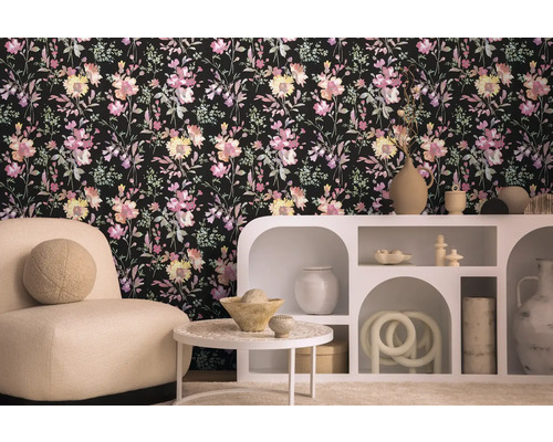 Cameră de zi cu tapet cu model floral, fotoliu și raft decorativ