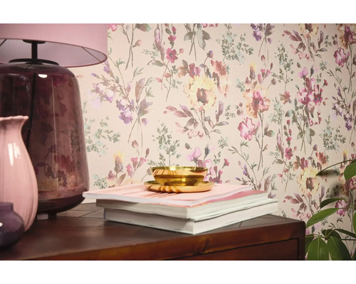 Scenă de interior cu tapet floral, lampă de masă, vaze, cărți și bol.