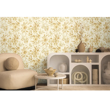 Idee de design interior cu tapet floral, fotoliu și elemente decorative pe un raft.