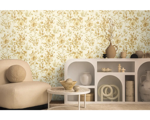 Idee de design interior cu tapet floral, fotoliu și elemente decorative pe un raft.