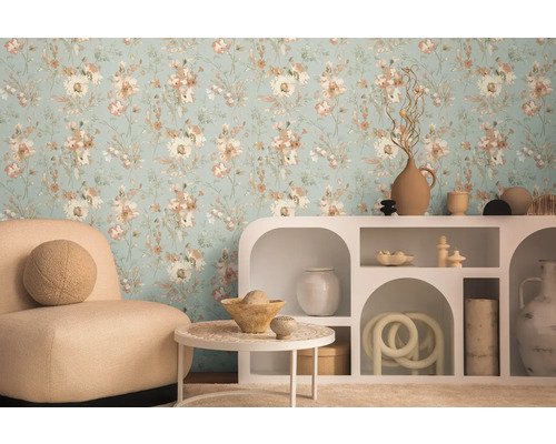 Cameră de zi cu tapet floral, fotoliu și raft decorativ
