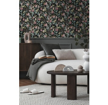 Cameră de zi cu tapet floral, canapea, măsuță de cafea și elemente decorative pentru un interior stilat