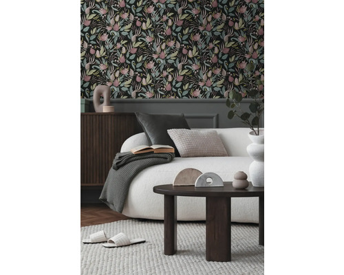 Cameră de zi cu tapet floral, canapea, măsuță de cafea și elemente decorative pentru un interior stilat