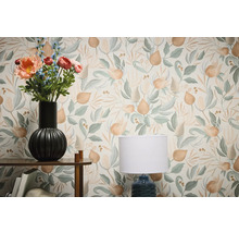 Cameră decorativă cu tapet floral, masă cu vază de flori și lampă