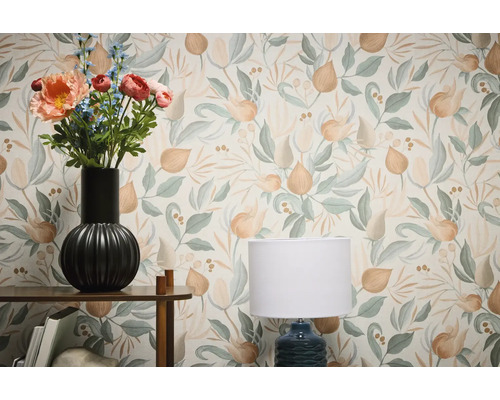 Cameră decorativă cu tapet floral, masă cu vază de flori și lampă