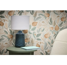 Scenă cu tapet cu design floral, lampă de masă și carte pe măsuța laterală