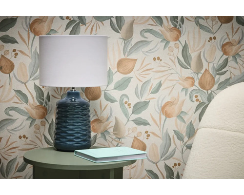 Scenă cu tapet cu design floral, lampă de masă și carte pe măsuța laterală