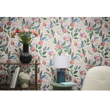Cameră de zi cu tapet floral, raft și lampă pentru o ambianță elegantă.
