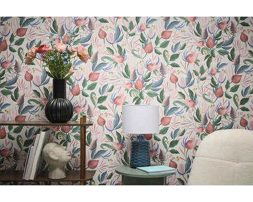Cameră de zi cu tapet floral, raft și lampă pentru o ambianță elegantă.