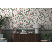 Interior decorativ cu tapet floral, comodă și plante de interior pentru o ambianță stilată