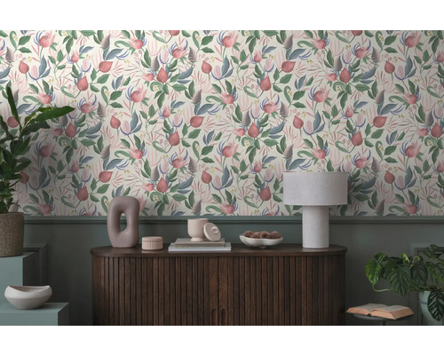 Interior decorativ cu tapet floral, comodă și plante de interior pentru o ambianță stilată