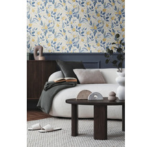 Living cu tapet floral, canapea, măsuță de cafea și accesorii decorative pentru o atmosferă confortabilă.
