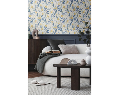 Living cu tapet floral, canapea, măsuță de cafea și accesorii decorative pentru o atmosferă confortabilă.