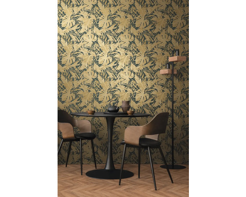 Sufragerie cu tapet cu frunze tropicale, masă și scaune.