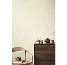 Tapetă cu model într-un living cu mobilier din lemn și decorațiuni