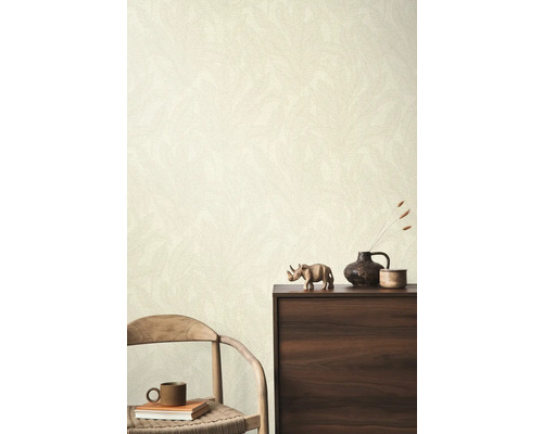 Tapetă cu model într-un living cu mobilier din lemn și decorațiuni