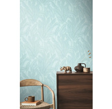 Interior cu tapet cu model floral, comodă și scaun