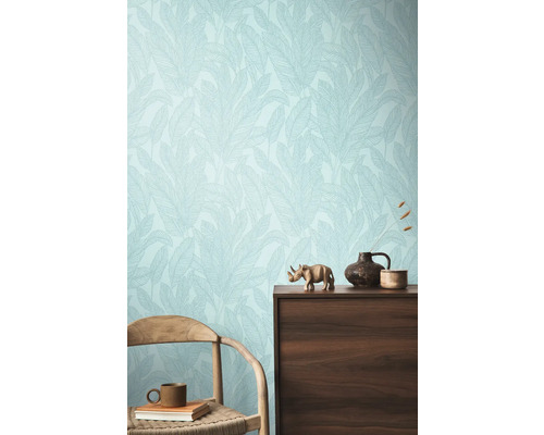 Interior cu tapet cu model floral, comodă și scaun