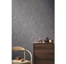 Vedere a camerei cu tapet modelat și elemente decorative pe un dulap de lemn.