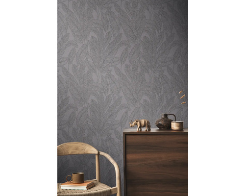 Vedere a camerei cu tapet modelat și elemente decorative pe un dulap de lemn.