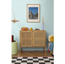 Interior de sufragerie cu comodă, decorațiuni și imagine înrămată