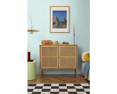 Interior de sufragerie cu comodă, decorațiuni și imagine înrămată