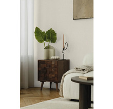 Scenă de living cu comodă din lemn, plantă și suport pentru lumânare