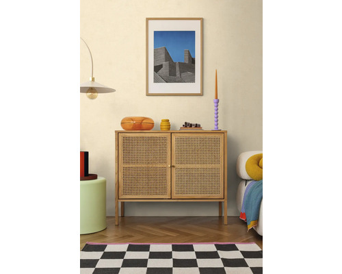 Cameră de zi cu comodă, decorațiuni și covor cu model de tablă de șah